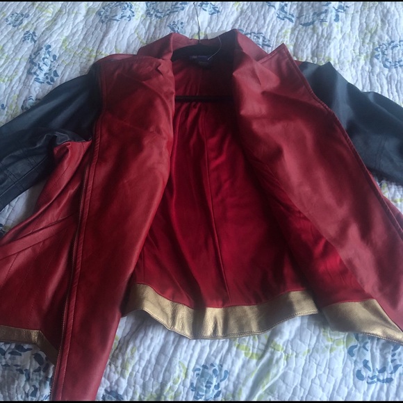 Stunning faux leather Wonder Woman jacket. - Picture 5 of 6
